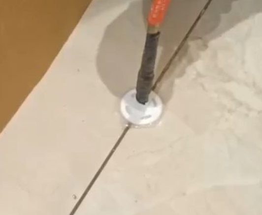 兴庆瓷砖空鼓维修公司专业解答瓷砖在铺贴过程中，如果没有涂抹均匀到位的粘结材料（如水泥砂浆或瓷砖胶），可能会导致以下问题