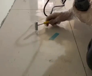 兴庆瓷砖开裂维修公司专业分享瓷砖在铺贴前如果没有沥干水分，将会导致以下问题