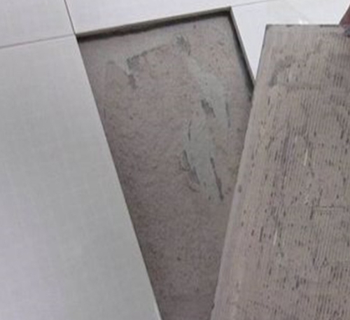 兴庆瓷砖空鼓维修公司分享瓷砖铺贴时如果打浆（即涂抹在瓷砖背面和基层上的砂浆或瓷砖胶）过少，会带来以下问题